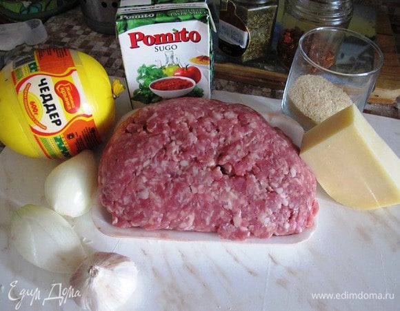 Пармезан и чеддер натрите на терке. Лук и чеснок измельчите в блендере.