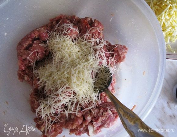Фарш смешайте с половиной пармезана.