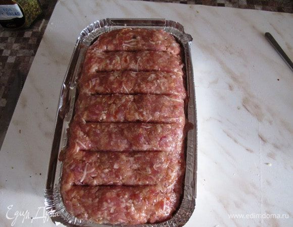 Положите рулет в формочку, слегка прижмите, чтобы он принял форму и посыпьте оставшимся пармезаном