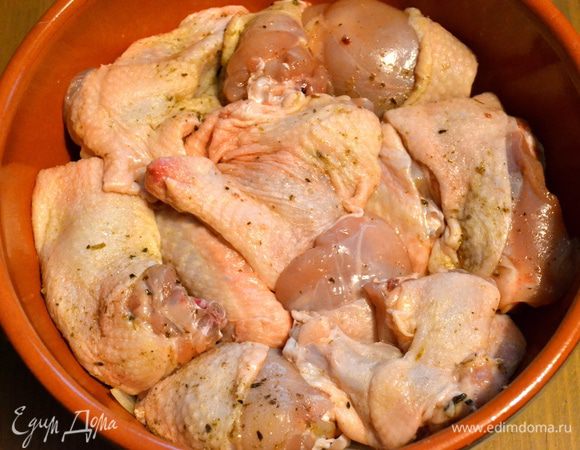 Сверху выложить кусочки курицы.