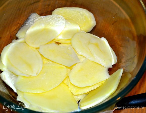 Картофель почистить и нарезать тонкими кружочками. Лучше использовать овощерезку, ножом будет сложно нарезать картофель достаточно тонко. 