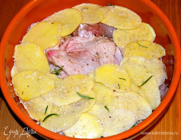 Выложить слой картофеля на курицу. 