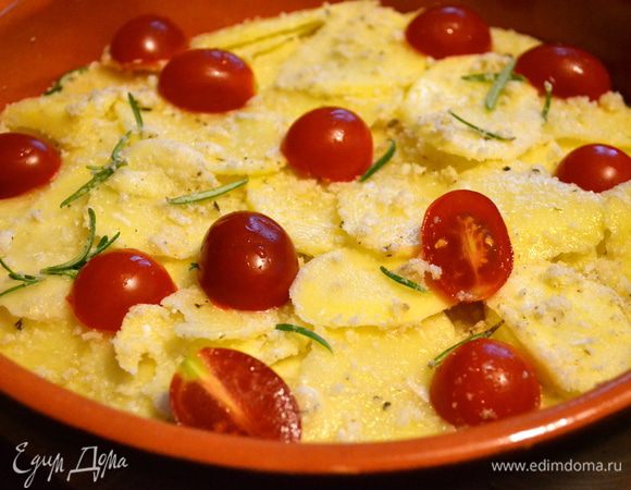 Помидорки-черри разрезать пополам и выложить в произвольном порядке на картофель, присыпать немного розмарином. 