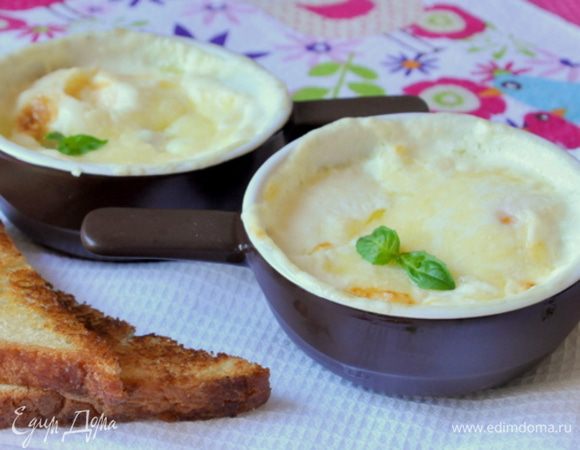 Запекать в предварительно разогретой духовке 8-10 минут (в моей духовке за это время получается яйцо с жидким центром, соответственно - это по желанию, можно запекать подольше).
Хлеб обжарить на сковороде в смеси оливкового и сливочного масла, натереть чесноком.