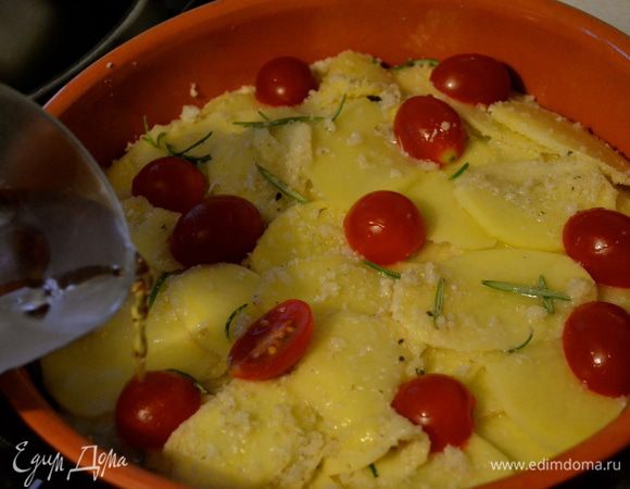 По краю формы осторожно влить воду.