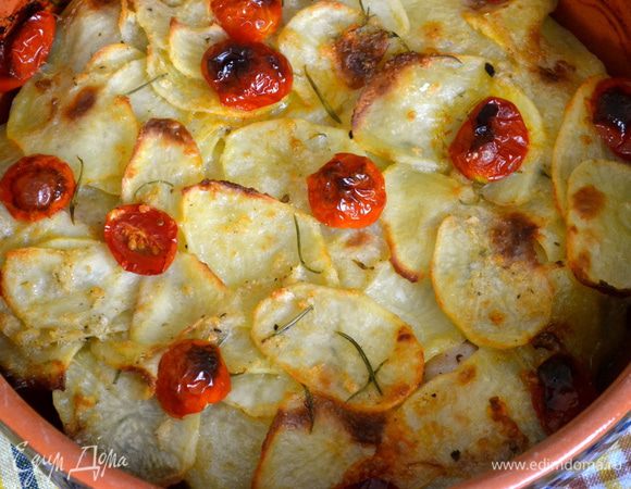 Накрыть сковороду крышкой, но не плотно. Поставить на средний огонь на 20-25 минут. Тем временем включить духовку на 200 С. Затем уже без крышки поставить форму в разогретую духовку. Держать в духовке, пока картофельная корочка не зарумянится. (у меня ушло минут 15-17) Готовой "запеканке" дать постоять еще 10 минут и после сразу же подавать ! 