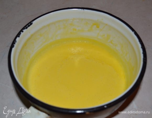 Готовим крем с ванилью: В кастрюльке смешать молоко, сливки, ванильный сахар и сахар, довести до кипения. 3 желтка слегка розмешать вилкой, влить к желткам молочно-сливочную кипящую смесь, хорошо перемешать и снова перелить в кастрюльку смесь. Непрерывно помешивая проварить несколько минут до загустения. 