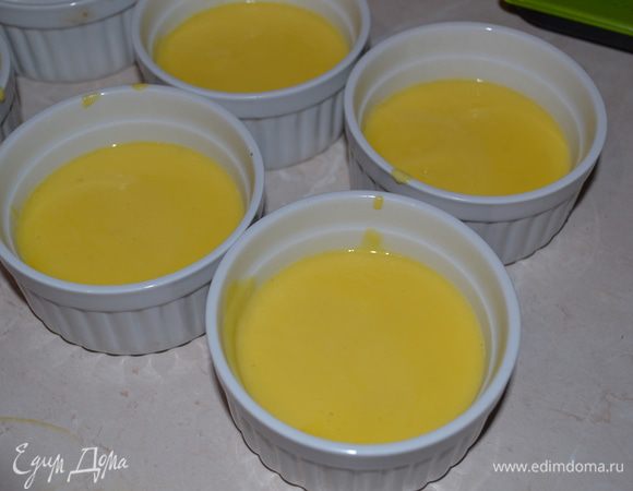 Перелить крем в формочки. которые пригодны к запекания.