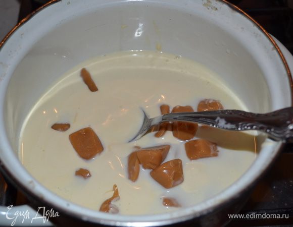Готовим крем с ирисками. В кастрюльке смешать молоко, сливки и ириски, постоянно помешивая нагреть до полного растворения ирисок
