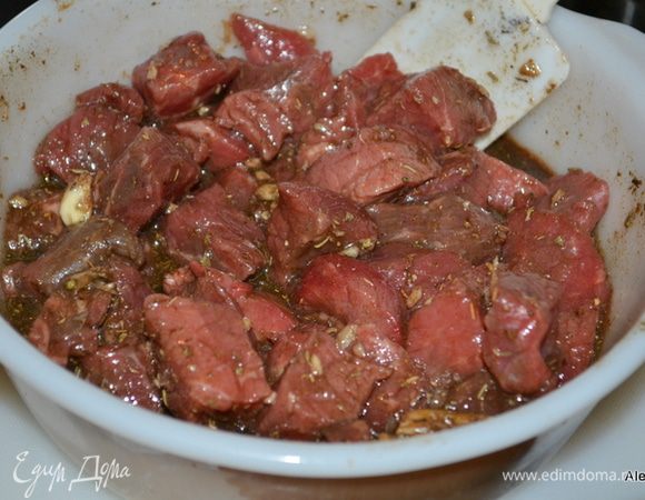 Смешать все ингредиенты для маринада в емкости. Выложить кусочками мясо в маринад, закрыть пленкой. Поставить в холодильник на час или ночь.