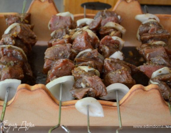 Нанизываем на шампура мясо, можно  с овощами или просто крупно порезанным сладким луком.
Разогреем гриль или духовку до 200 гр. , кебаб разложим и готовим, если на гриле - поливаем маринадом.