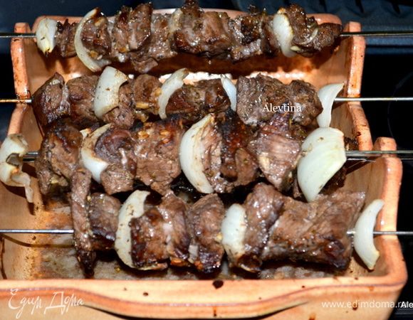 Готовим как любим - полностью прожаренный или слегка с кровью. Подаем с гарниром и кетчупом по желанию.