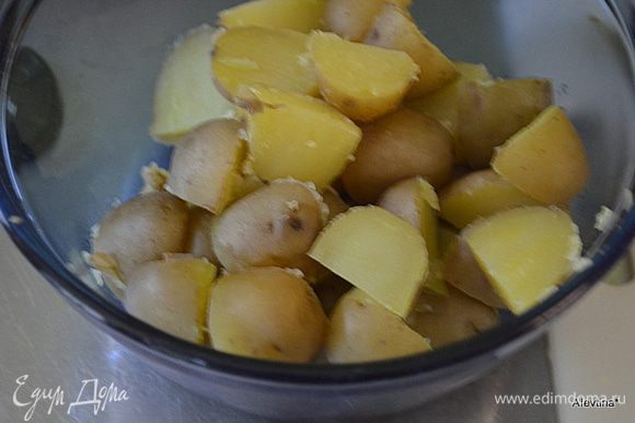 Картофель помыть, крупный,порезать, отварить до готовности.