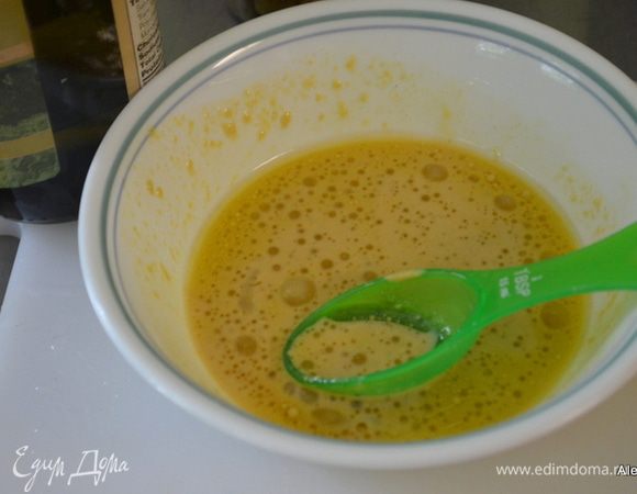 Приготовим заправку. Смешаем все перечисленные ингредиенты, кроме огурцов, петрушки и лука в ёмкости.
Выложим на картофель. Перемешаем. Добавим порезанные огурцы, петрушку и порезанный лук.
Перемешаем.