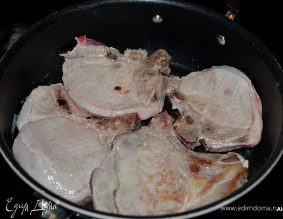 Разогреть на сковороде большой олив.масло. Выложить свиные котлеты и обжарить 5 мин.сторона. Снимем со сковороды и закроем фольгой.
Сковороду очистим от лишнего.
