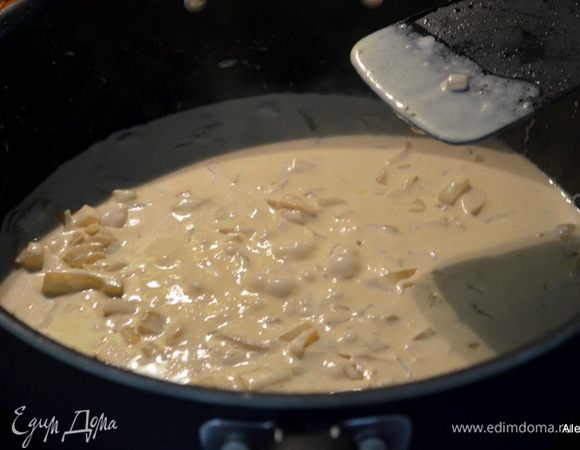 Выложим сливочное масло. добавим лук и чеснок,мешаем 1 мин.. Как только пойдет аромат, снимаем с огня. Добавим бренди,затем сливки 1/2 стак или 1 стакан и горчица. 