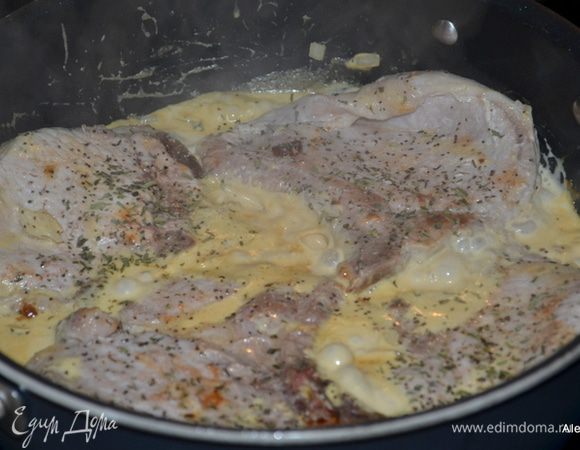 Вернем на огонь, как закипит, убавить огонь и вернуть свиные котлеты на сковороду. Обжариваем вместе несколько минут.