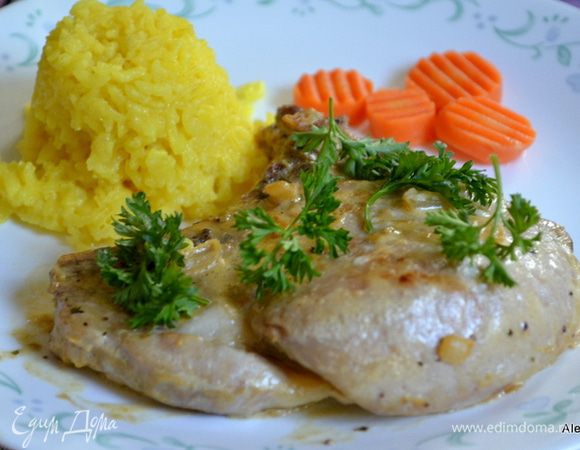 Подаем на стол со свежей петрушкой и эстрагоном. Приятного аппетита.