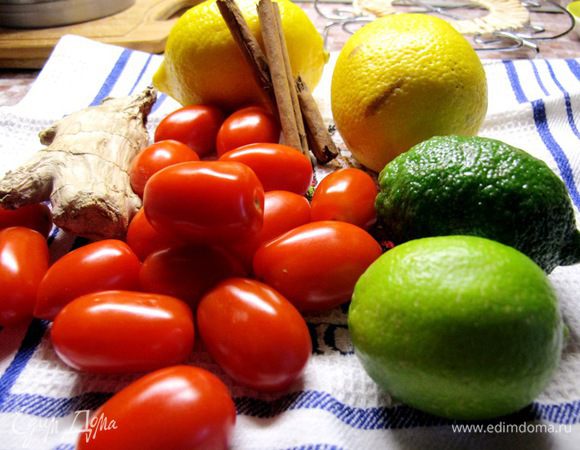 Очень важным при варке варенья является правильный выбор лимонов и помидоров. Лимоны должны быть крупные, тугие, с плотной гладкой кожицей. 
Помидоры должны быть крепкие, небольшие. Лучше всего смотрятся сливовидные помидоры  черри.