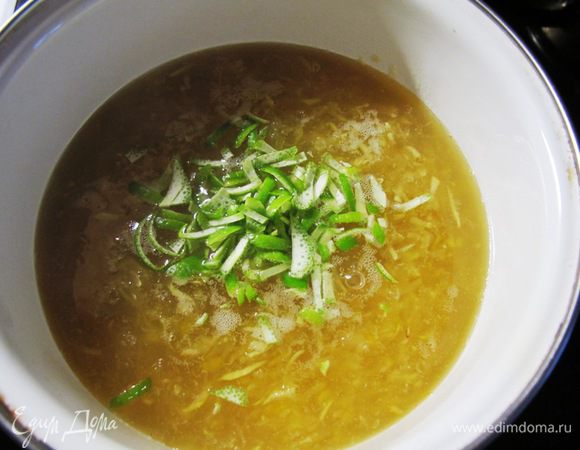 Снимаем с лимонов и лайма кожицу тонкой стружкой. Белую цедру отбрасываем, удаляем косточки. Имбирь натираем на мелкой тёрке.
Промалываем  лимон и лайм вместе с кожицей в блендере. Добавляем в пюре молотый имбирь и смешиваем с третью сахарного песка. 
Помидорки режем на половинки. Если помидоры крупные На дольки.