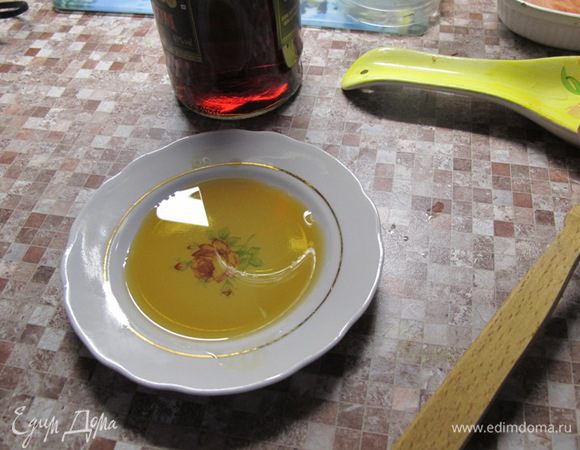 А теперь БОНУС для тех, кто дочитал до конца. 
Варенье надо не только сварить, но ещё и сохранить. Поэтому хочу поделиться с вами своим фамильным секретом сохранения варенья. Все кто опробовал, просто в восторге. 
Перед тем как закрыть варенье крышкой, вырежьте из кальки(пергамента, бумаги для выпечки, пергамина...) кружок по диаметру горлышка, смочите его ромом(коньяком, водкой) и положите поверх варенья. И оно прекрасно сохранится и при обычной комнатной температуре.
Удачи и приятного чаепития!