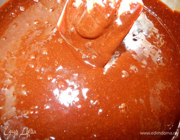 Затем добавила сливочное масло, нарезанное кусочками, оно растопилось в горячей яичной смеси. Тщательно размешать, добавляя понемногу какао, добавить несколько капель миндального экстракта (факультативно, но он придает необыкновенный аромат горького миндаля, можно заменить его ложечкой амаретто).