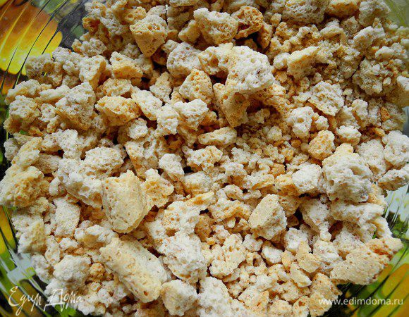 Печенье разломать на кусочки, а потом смолоть с помощью измельчителя или ступки, или скалки, но не в муку, должны оставаться достаточно крупные кусочки. 