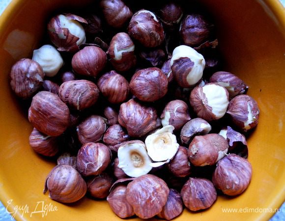 Орехи (фундук) обжарить в течение 1,5-2 минут в микроволновке, остудить и порубить.