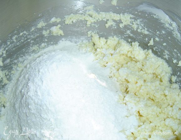 Для теста смешиваем масло, сахар, яйцо, творог, перемешиваем до однородной массы, затем добавляем просеянную муку и замешиваем тесто (немного липнет).