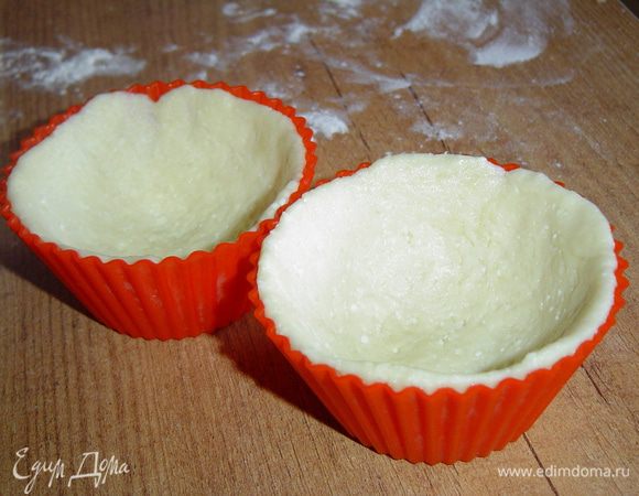 Тесто распределяем по формочкам тонким слоем, формируя корзиночки. 