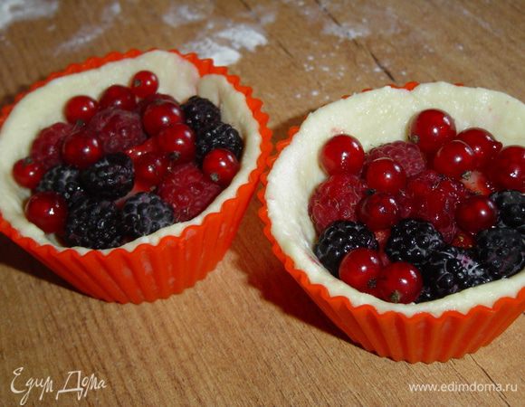 Корзиночки заполняем ягодами красной смородины и малины, а затем готовим заливку.