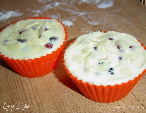 Творог пробьем в блендере до однородной гладкой массы,масло взобьем 1 минутку, добавим по очереди все остальные ингредиенты и хорошо перемешаем .