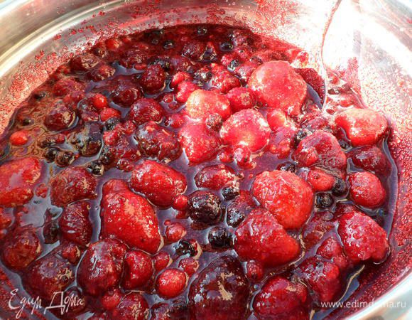 В ягоду всыпаем сахар и нагреваем до растворения сахара,помешиваем постоянно