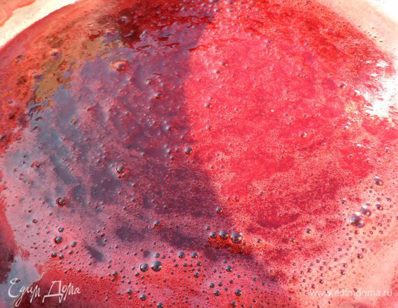 Разводим желатин по инструкции и соединяем с ягоным пюре,отправляем в холодильник до застывания