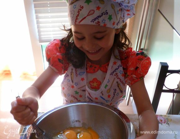 Яйца взбиваем с сахаром в легкую пену 