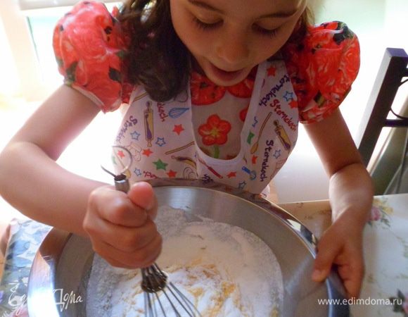 Вводим муку, ванилин и разрыхлитель 