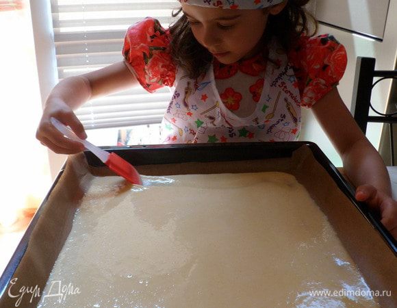 Затем выливаем полученную массу на лист застеленный пек.бумагой выпекаем в разогретой духовке до 180 гр. минут 15 до зарумянивания 