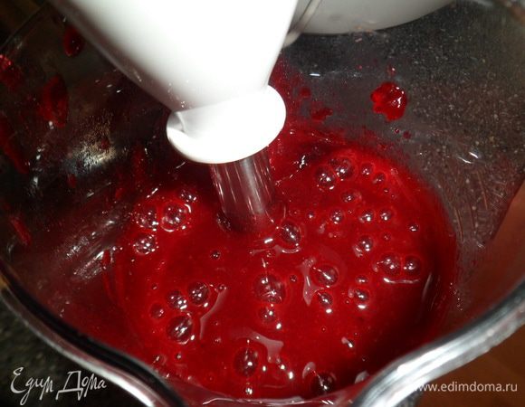 Первую часть взбиваем в блендере в пышную пену