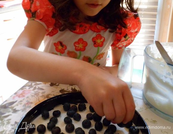 достаем из холодильника форму с полутортом и на мусс  укладываем взбитые сливки с черникой