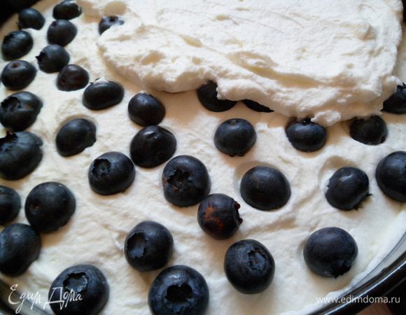 можно ягоду вдавить в сливки,а можно слоем сливок закрыть