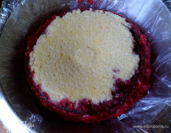 в моей голове заметались бурно мысли.Я взяла чашку в которой разводили тесто для бисквита,у нее полукруглое дно.Застелила пищевой пленкой и в буквальном смысле слова опрокинула туда торт.