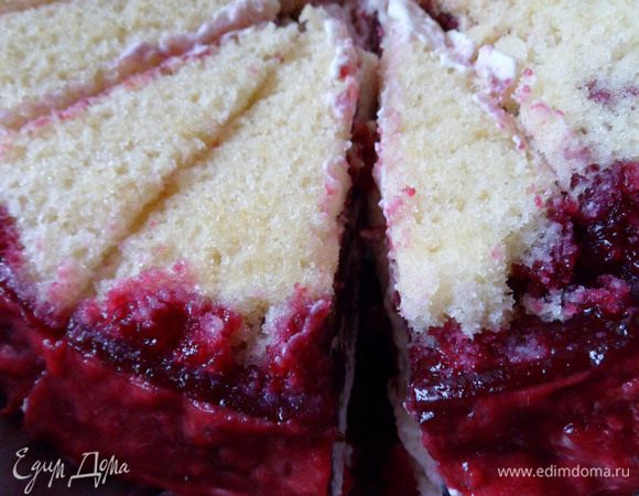 затем я разрезала торт полностью и несколько частей убрала аккуратно