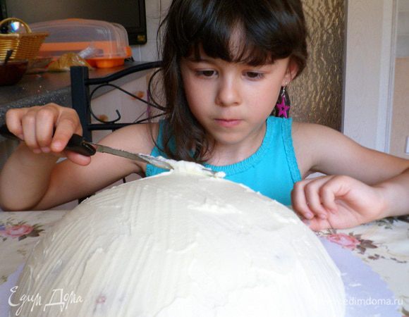 К обеду моей дочери стало легче.Достаки торт из холода и перевернули,убрали пленку.Взбили еще 200 гр.сливок и смазали верх торта