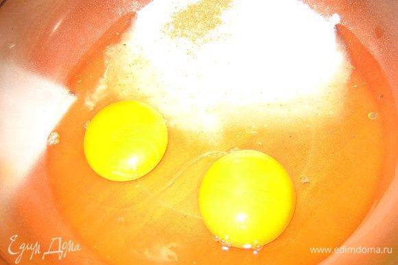 Яйца смешиваем с сахаром,ванилью и кардамоном.