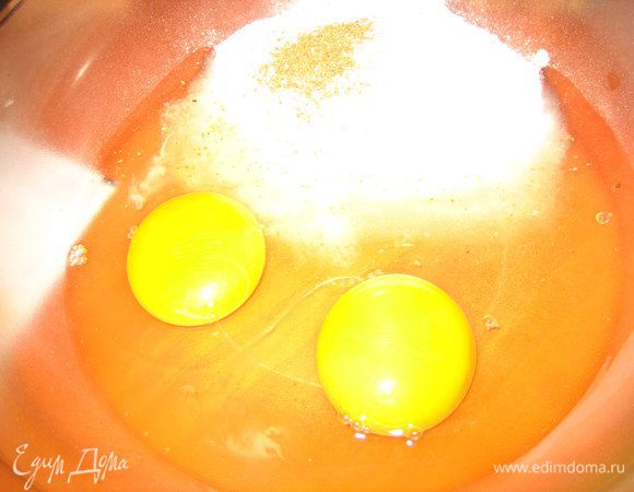 Яйца смешиваем с сахаром,ванилью и кардамоном.