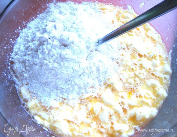 Всыпаем муку по стакану...