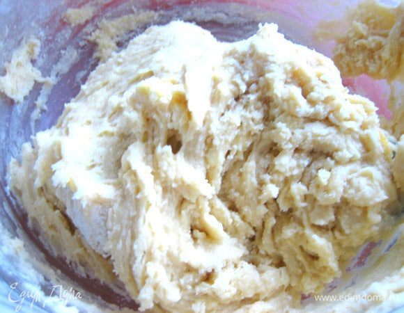 Замешиваем покладистое пышное тесто сначала ложкой,а потом рукой.