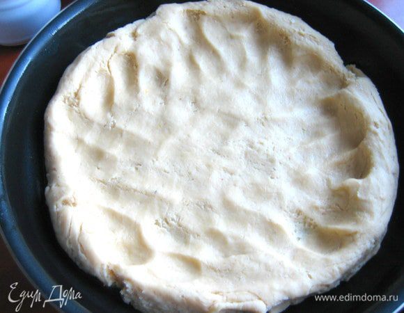 Разминаем его по форме (тефлоновую можно не смазывать!).