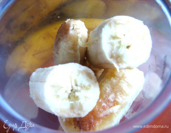 Разламываем на куски в стакан для блендера.