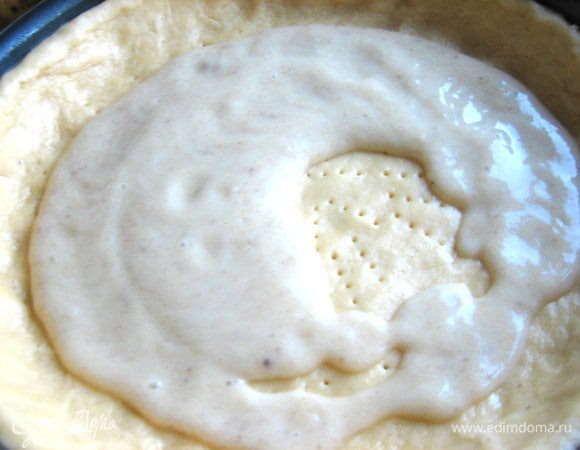 Взбиваем и выливаем на тесто.